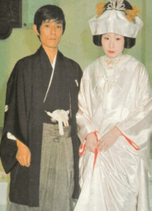 奥さんの写真はどこで確認できる？