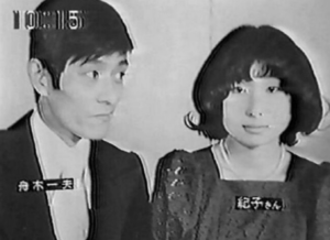 奥さんの写真はどこで確認できる？2