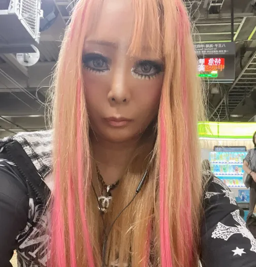 愛内アイラの本名・安井真希の生い立ちから壮絶な過去と現在の姿まとめ